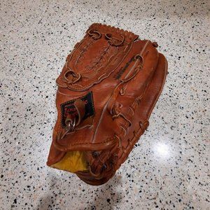 Louisville Slugger G125-5CW RHT Professional Player Design Made in Japan Glove